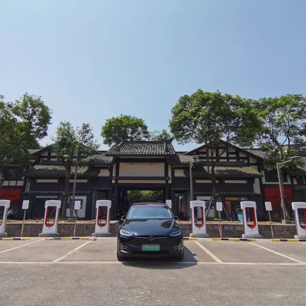  إيلون ماسك يبيع أسهما في شركة تسلا