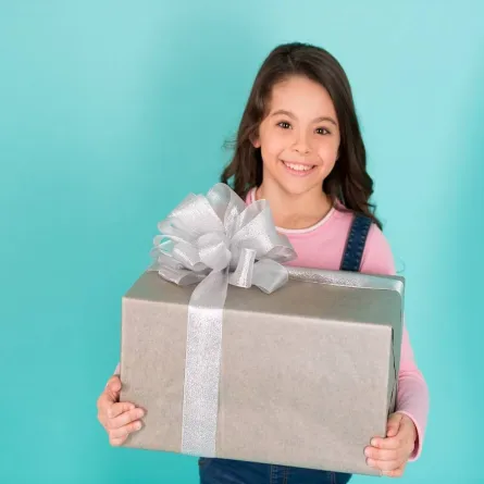 صورة لطفلة تحمل هدية