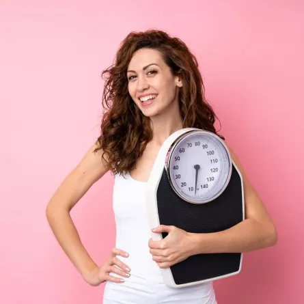 صورة لأم تعمل على نزول وزنها