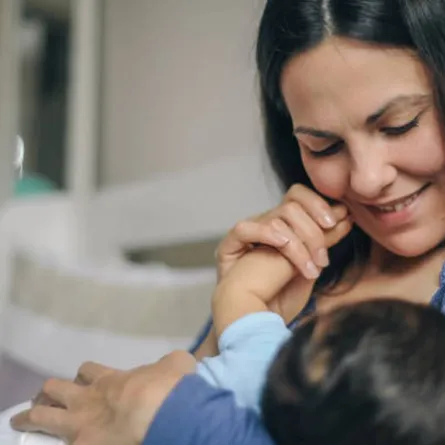 صورةلأم ترضع طفلها