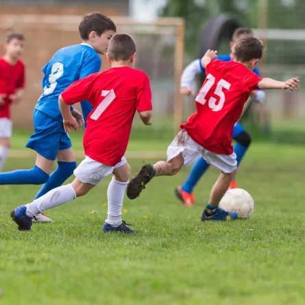 صورة لأطفال يلعبون كرة القدم