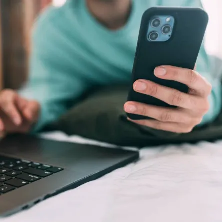 حيل ذكية للحفاظ على عمل الهواتف أثناء الشتاء -pexels 