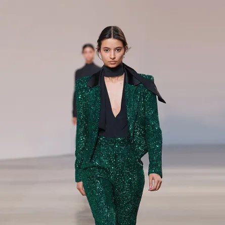 بدلة نسائية براقة من إيلي صعب Elie Saab