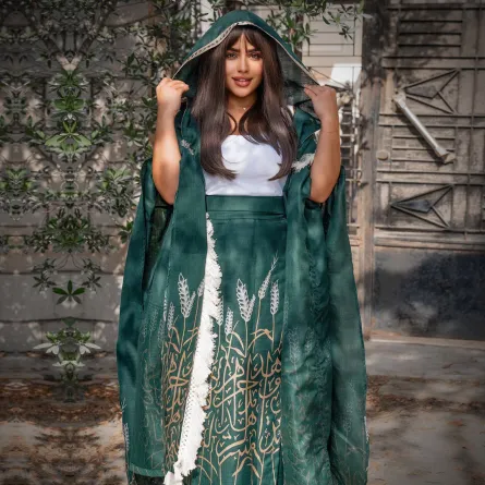 شيماء سليمان بقفطان مُطرز باللغة العربية- الصورة من حسابها على انستغرام 