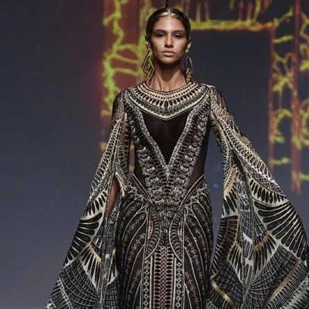 فساتين سهرة مطرّزة بالفضي والذهبي