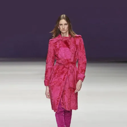 لون بانتون للعام 2023 Viva Magenta