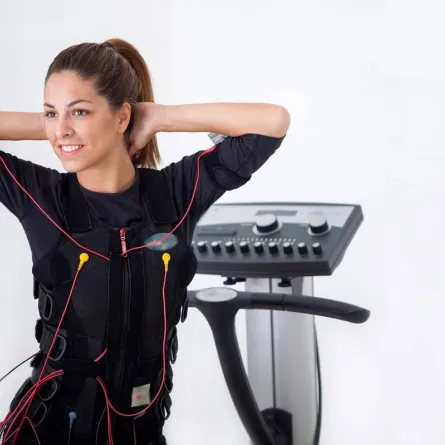 لجسم رشيق بـ 20 دقيقة أسبوعياً تدريب العضلات بالتحفيز الكهربائي - الصورة من Shutterstock