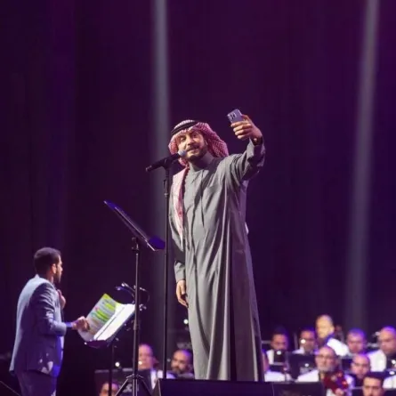 ماجد المهندس يلتقط سيلفي مع جمهوره في موسم الرياض - الصورة من حساب روتانا لايف على الانستجرام