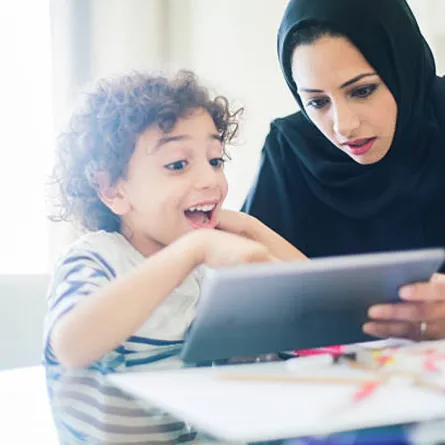 صورة لام تعلم طفلها