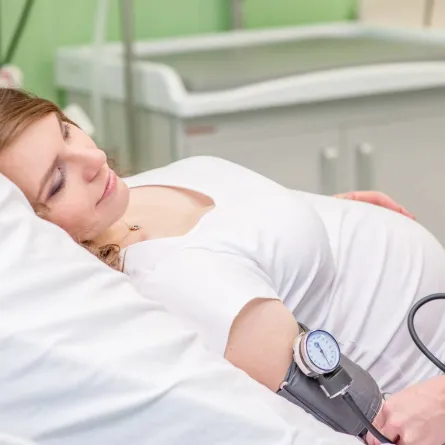 صورة لحامل مصابة بمشكلات في ضغط الدم