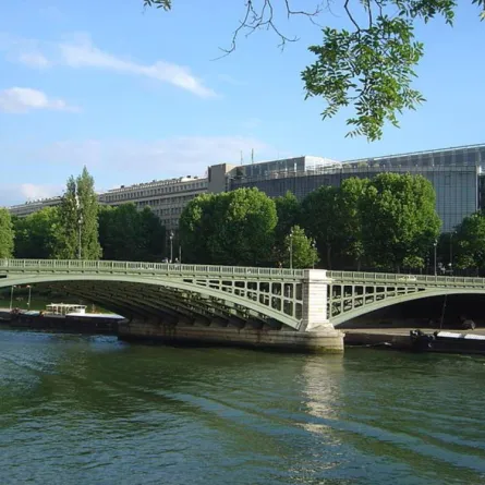  مقرمعهد العالم  العربي  بباريس والصورة من موقع المعهد الرسمي على الانترنت