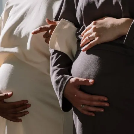 صورة تعبيرية عن ارتداء حزام الحمل