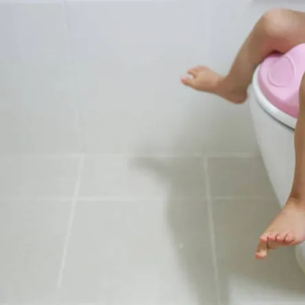 صورة تعبر عن كثرة تبول الطفل