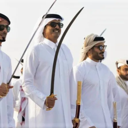 الشيخ تميم بن حمد وهو يؤدي العرضة - الصورة من وكالة الانباء القطرية