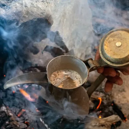 صنع القهوة السعودية على الحطب - الصورة من حساب وزارة الثقافة 
