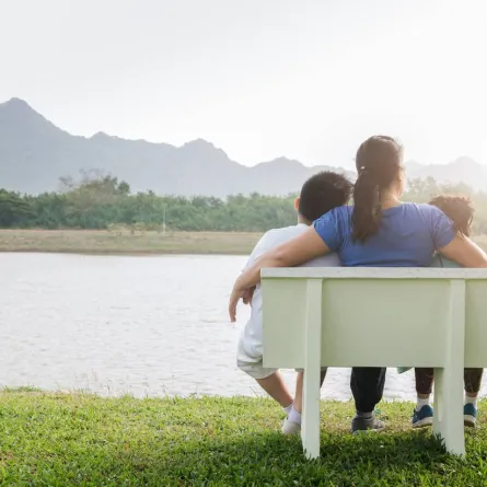 صورة لطفلين مع أمهما