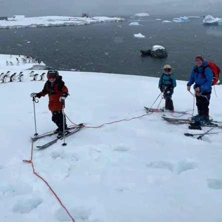 طفل يتزلج في 7 قارات بعمر 8 سنوات