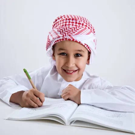 صورة لطفل يكتب