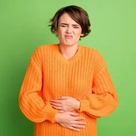 طرق علاج المغص الشديد والأسباب الشائعة (المصدر: Adobe.stock)