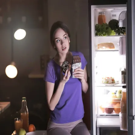 أضرار شرب الماء بعد اكل الحلويات (المصدر: Adobe.stock)