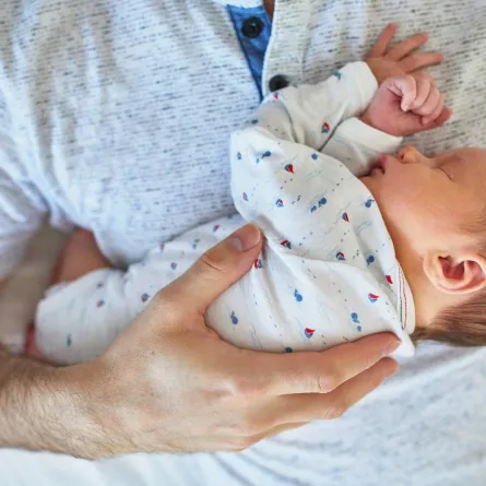 صورة لمولود في حضن والده