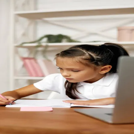 صورة لطفلة تذاكر دروسها
