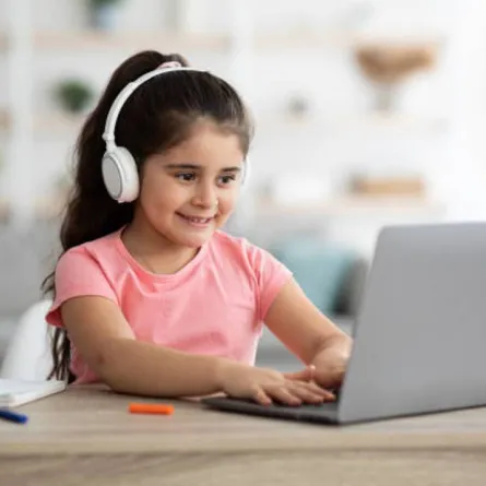 صورة تعبر عن فخر طفلة عربية بتعلم لغتها الأم