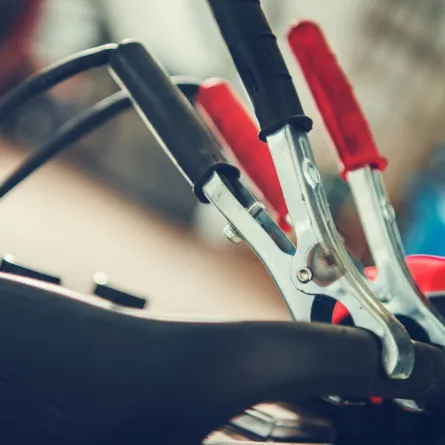 كيفية توصيل كابلات البطارية لإعادة تدوير السيارة