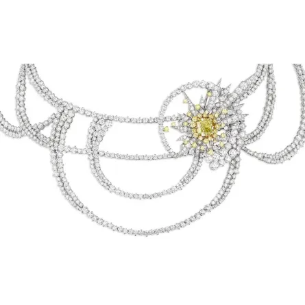 قلادات ذهب أبيض مرصوفة بالأحجار الكريمة الملونة لإطلالة فاخرة لعروس 2023