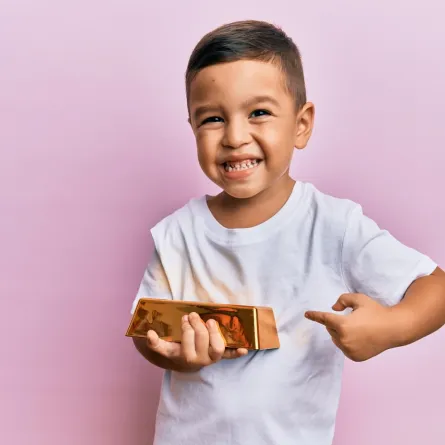 صورة لطفل يشير إلى محفظته