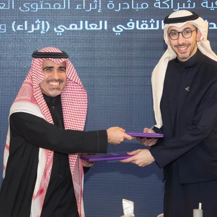 عبدالله بن خالد الراشد ومحمد بن عبدالرحمن بن دايل أثناء توقيع الإتفاقية