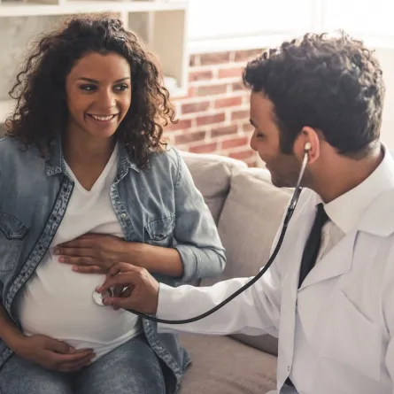 صورة لحامل وطبيب