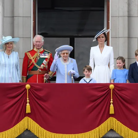 Britain's Queen Elizabeth II (C) stands with from left, Britain's Princess Anne, Princess Royal, Britain's Camilla, Duchess of Cornwall, Britain's Prince Charles, Prince of Wales, Britain's Prince Louis of Cambridge, Britain's Catherine, Duchess of Cambridge, Britain's Princess Charlotte of Cambridge , Britain's Prince George of Cambridge, Britain's Prince William, Duke of Cambridge, in London on June 2, 2022. Daniel LEAL / AFP