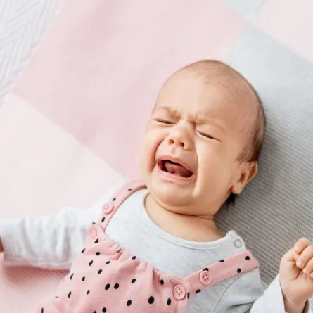 صورة لطفلة رضيعة تبكي