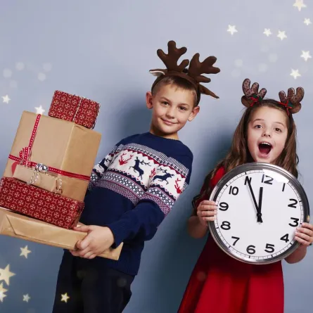 صورة لطفلين يستعدان لاستقبال العام الجديد