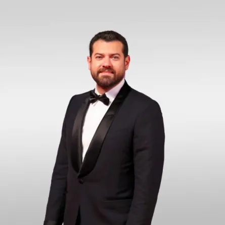 عمرو يوسف.. نجم موهوب وزوج رومانسي