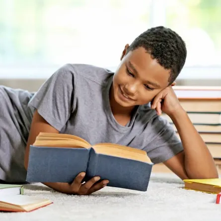 صورة لحسن يقرأ عن الطيور الجارحة