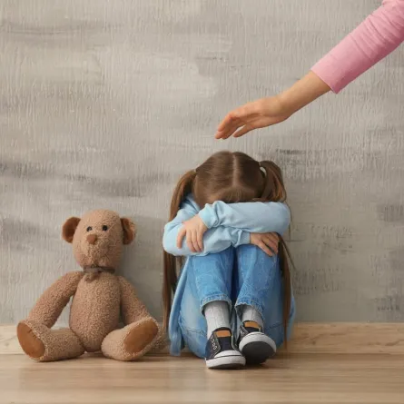 صورة لطفلة تشعر  بالخجل من نفسها