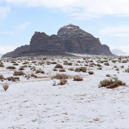 تساقط الثلوج على جبل اللوز في تبوك السعودية