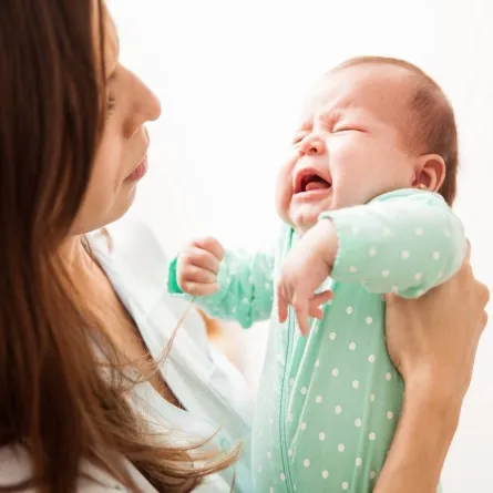 صورة لطفل رضيع يبكي