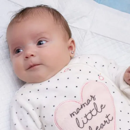 صورة لمولود يحدق في البعد