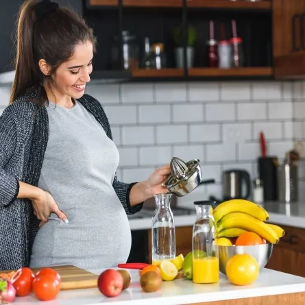 صورة لامرأة حامل تحضر العصير