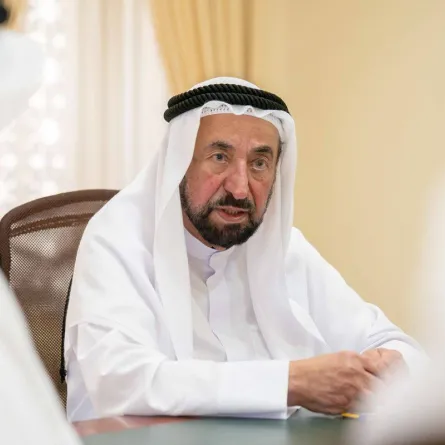  "الشيخ الدكتور سلطان بن محمد القاسمي" عضو المجلس الأعلى حاكم الشارقة. الصورة من مكتب الشارقة الإعلامي