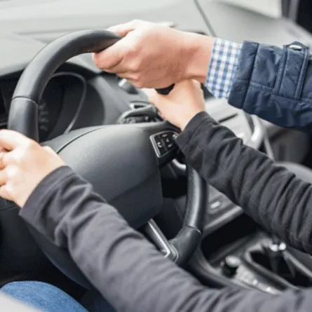 قفل عجلة القيادة أثناء قيادتك