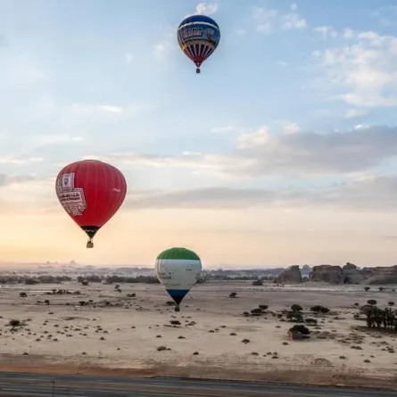 رحلات المناطيد بالعلا.. المغامرة الأكثر جذبا للزوار