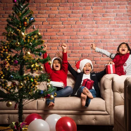 صورة لأطفال سعداء يحتفلون بالعام الجديد