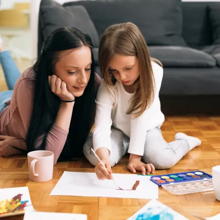 صورة لمشاركة الأم طفلتها 