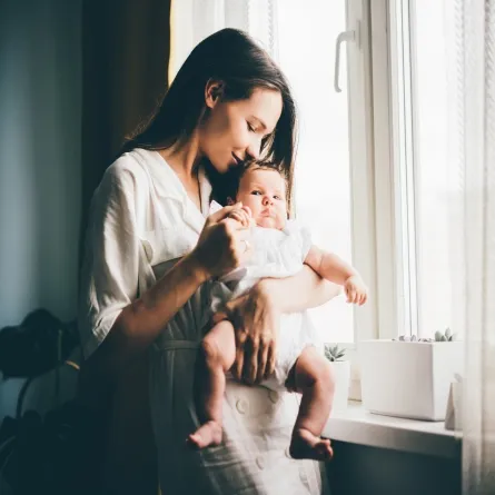 صورة لأم تحمل طفلها