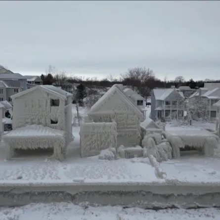 بلدة في أونتاريو الكندية تتحول إلى قطعة جليدية بسبب العاصفة الثلجية