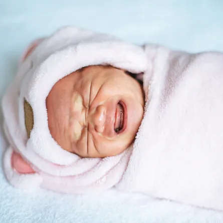 صوة لطفل رضيع يبكي